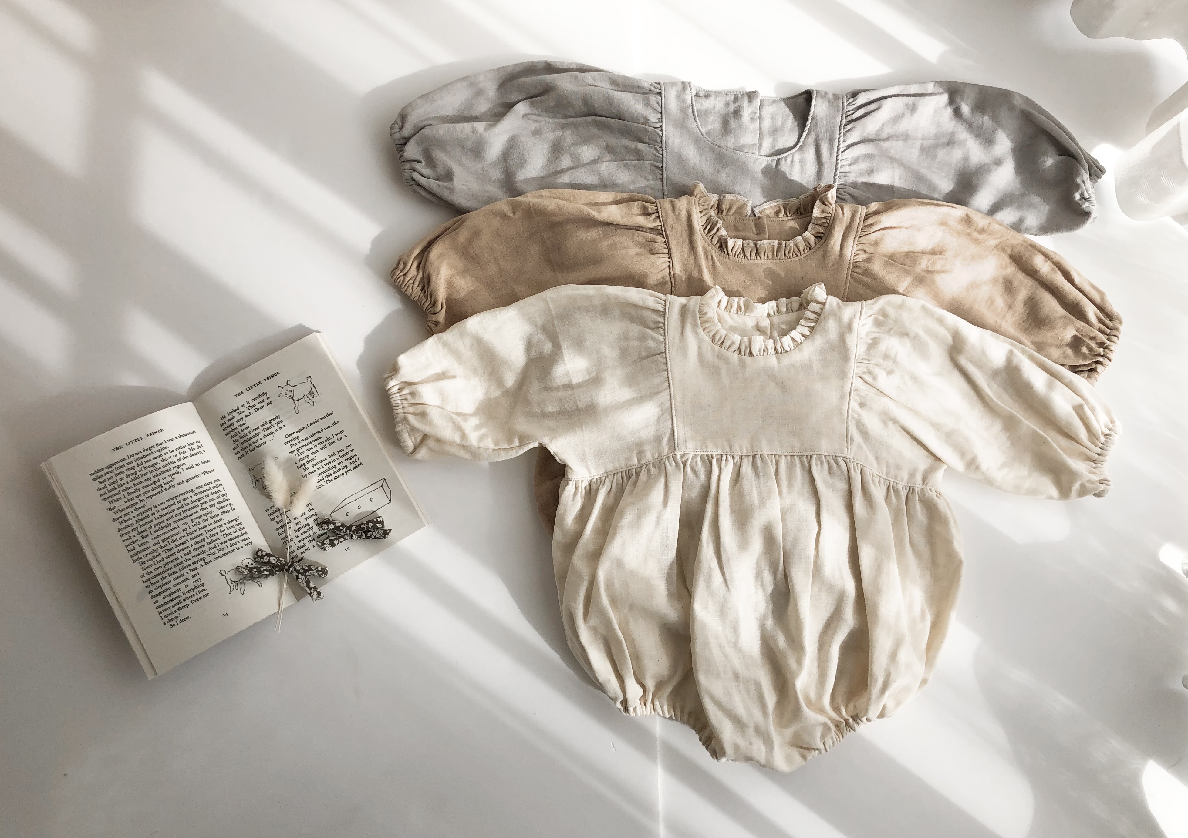 ギャザーたっぷりのベビーロンパース